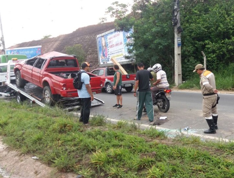 Carro capota e deixa trânsito complicado em avenida de Manaus