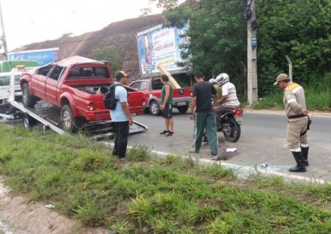 Carro capota e deixa trânsito complicado em avenida de Manaus
