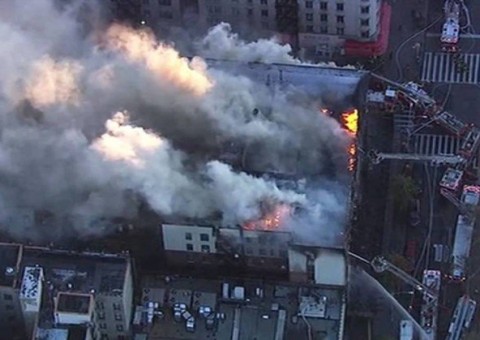 Fogo atinge prédio em Manhattan e mobiliza mais de 200 bombeiros