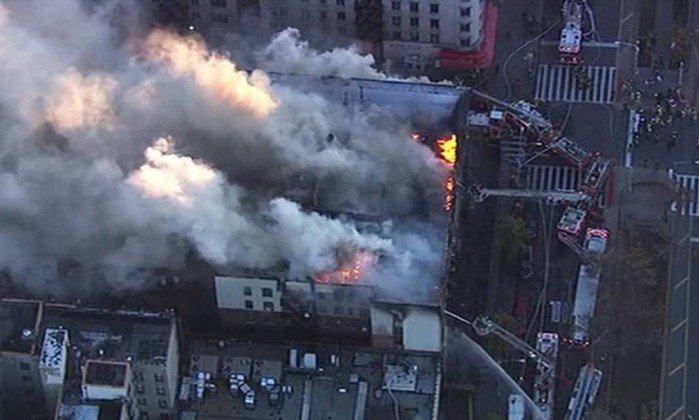 Fogo atinge prédio em Manhattan e mobiliza mais de 200 bombeiros