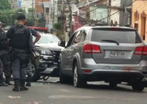 Mulher e crianças são feitos reféns e ficam em meio a tiroteio no Centro 