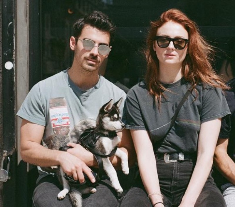 Atriz de Game Of Thrones está no Brasil com o noivo Joe Jonas