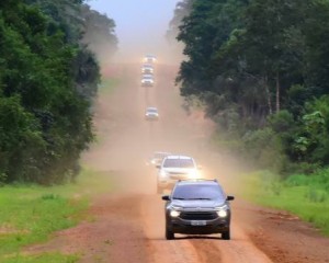 David Almeida entra na poeira e lama da rodovia para vender ilusão