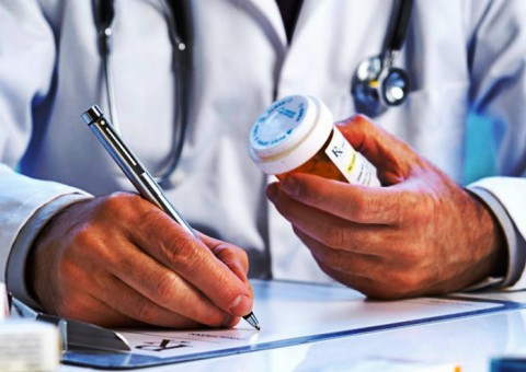 Médico diz que motivo da inflamação nos olhos de paciente é falta de sexo