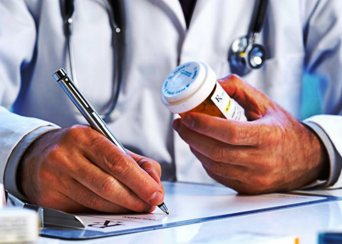 Médico diz que motivo da inflamação nos olhos de paciente é falta de sexo