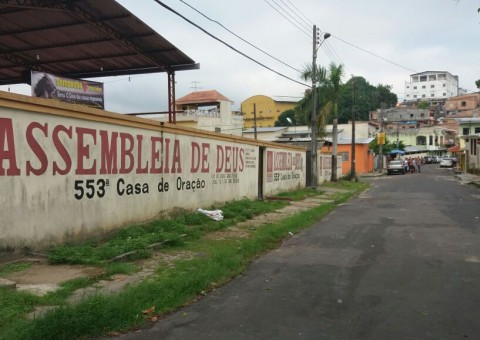 Homem é executado com 11 tiros no rosto na frente de igreja em Manaus