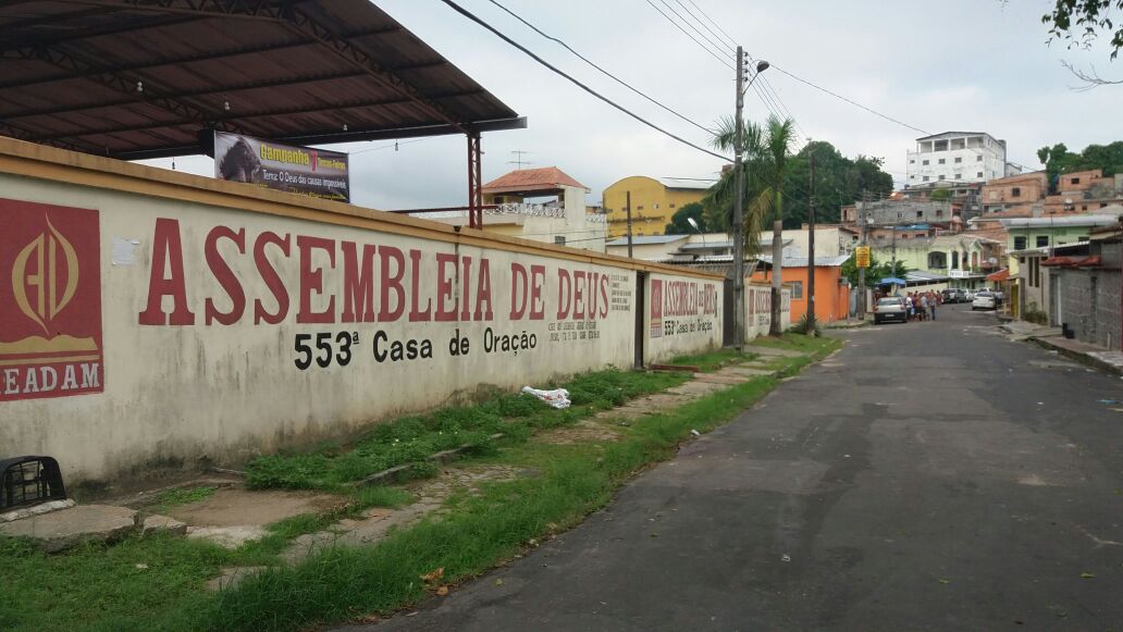 Homem é executado com 11 tiros no rosto na frente de igreja em Manaus