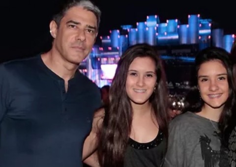 William Bonner é filmado se divertindo em jantar com a namorada e filhas