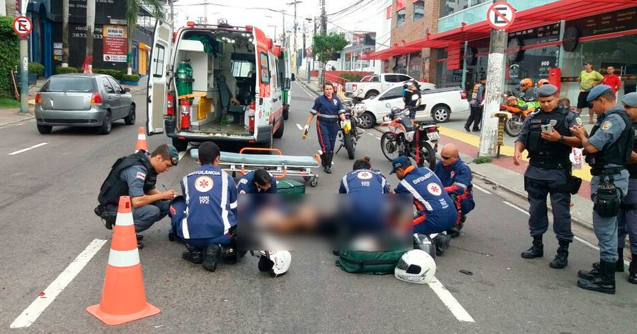 Mulher é arremessada de moto após colidir com carro em Manaus