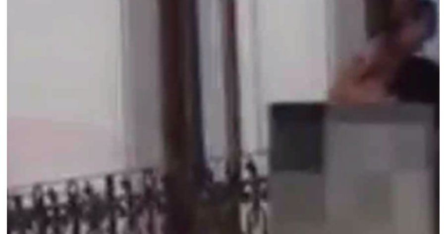 Em plena luz do dia, casal é flagrado fazendo sexo em varanda e multidão aplaude