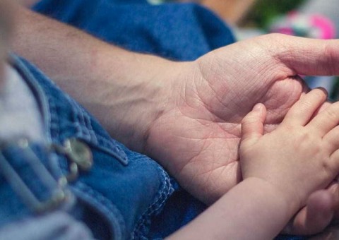  De folga, PM enfrenta assaltantes com filho no colo e mata dois