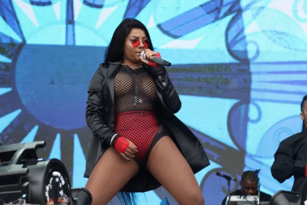 Seminua, Ludmilla faz dança erótica no colo de fã durante show