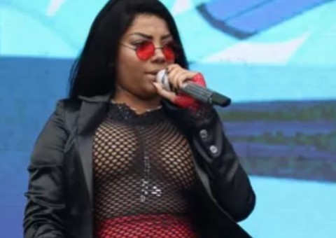 Seminua, Ludmilla faz dança erótica no colo de fã durante show