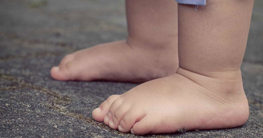 Bebê de 1 ano morre após ser estuprado pelo namorado da babá