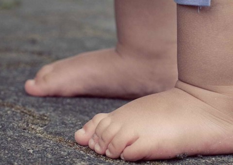 Bebê de 1 ano morre após ser estuprado pelo namorado da babá