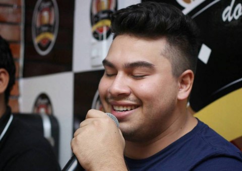 Márcio Cigano embala véspera de feriado com muito sertanejo no palco do ViaNorte