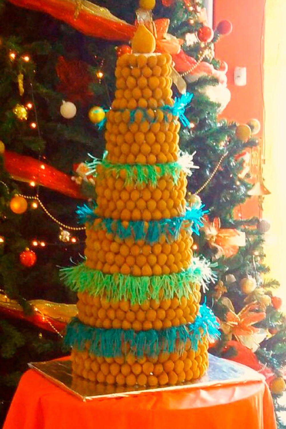 Clientes vão a loucura com árvore de natal de coxinhas em loja 