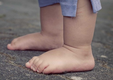 Bebê de 1 ano morre após ser estuprada dentro de casa