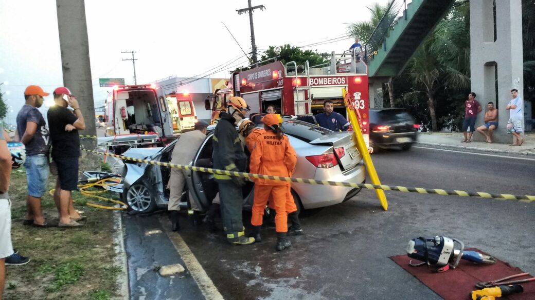 Homem fica ferido após colisão grave em avenida de Manaus