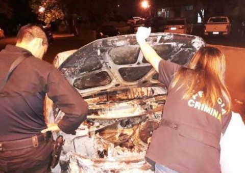 Corpo de suposto pistoleiro é encontrado carbonizado em porta-malas de carro