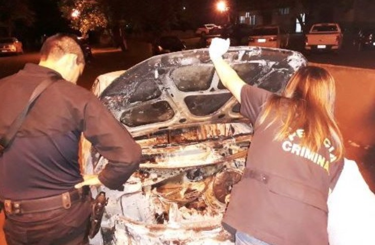 Corpo de suposto pistoleiro é encontrado carbonizado em porta-malas de carro