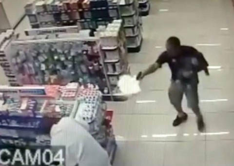 Veja momento que PM enfrenta assaltantes com filho no colo e mata dois