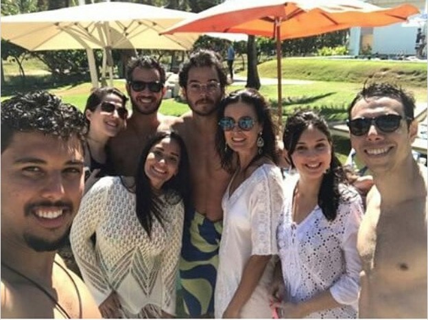 Fátima Bernardes curte praia com namorado em Recife