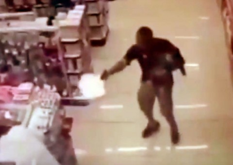 Com filho no colo, PM de folga reage a assalto e mata ladrões em farmácia