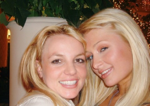 Paris Hilton diz que inventou a selfie e internet não perdoa