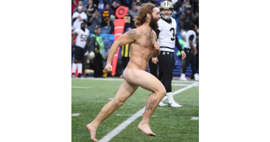 Peladão, homem invade campo em partida de futebol e vídeo bomba na internet