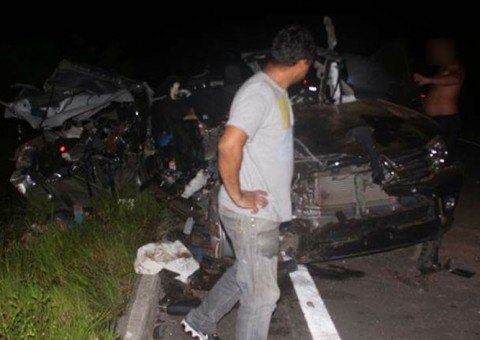 Mulher morre após carro de luxo colidir com caminhão em estrada no Amazonas