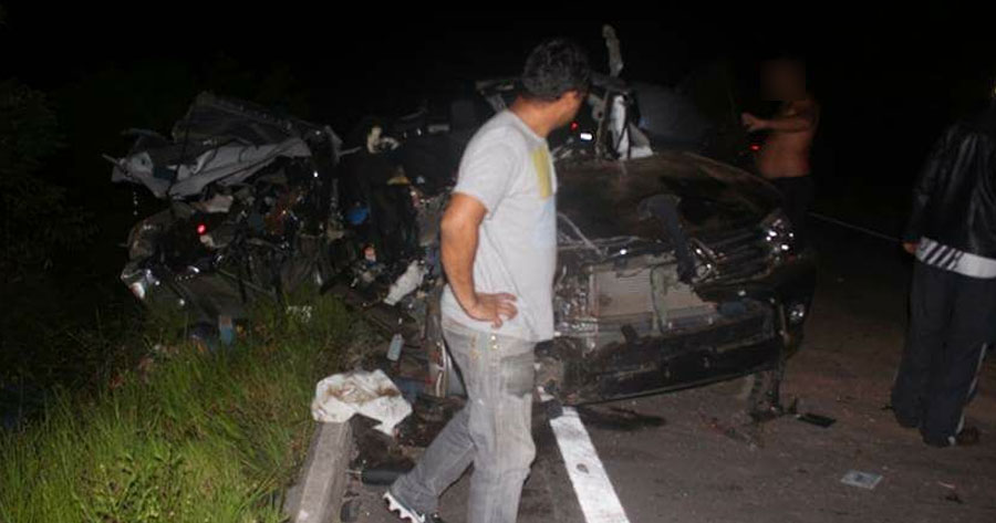 Mulher morre após carro de luxo colidir com caminhão em estrada no Amazonas