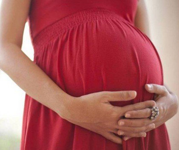 Risco de bebês nascerem mortos duplica quando mães dormem de costas no final da gravidez