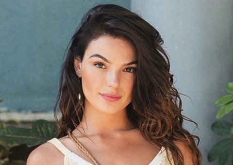 Isis Valverde ‘esfrega’ beleza na cara da sociedade e selfie sensual 