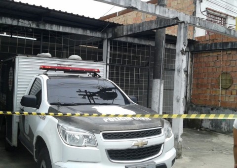 Cozinheiro é encontrado morto dentro de casa em Manaus