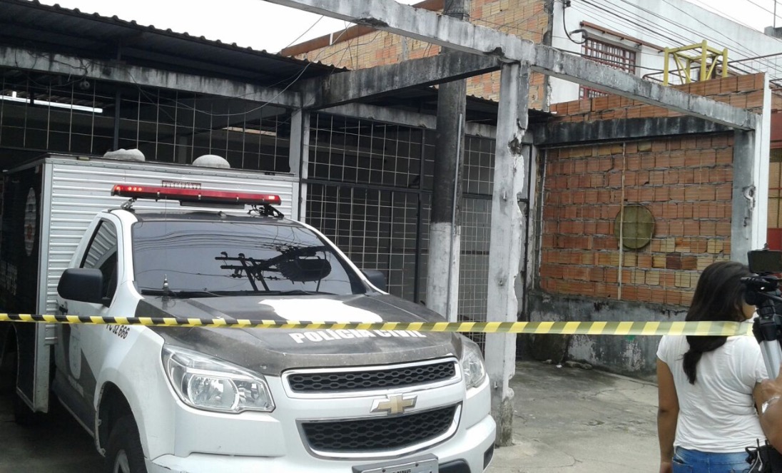 Cozinheiro é encontrado morto dentro de casa em Manaus