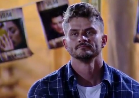 Internautas pedem expulsão de Marcos e acusam Record de proteger médico 