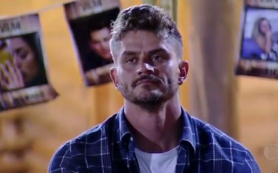 Internautas pedem expulsão de Marcos e acusam Record de proteger médico 