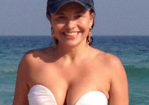 Aos 56, Luíza Tomé mostra boa forma em foto de biquíni