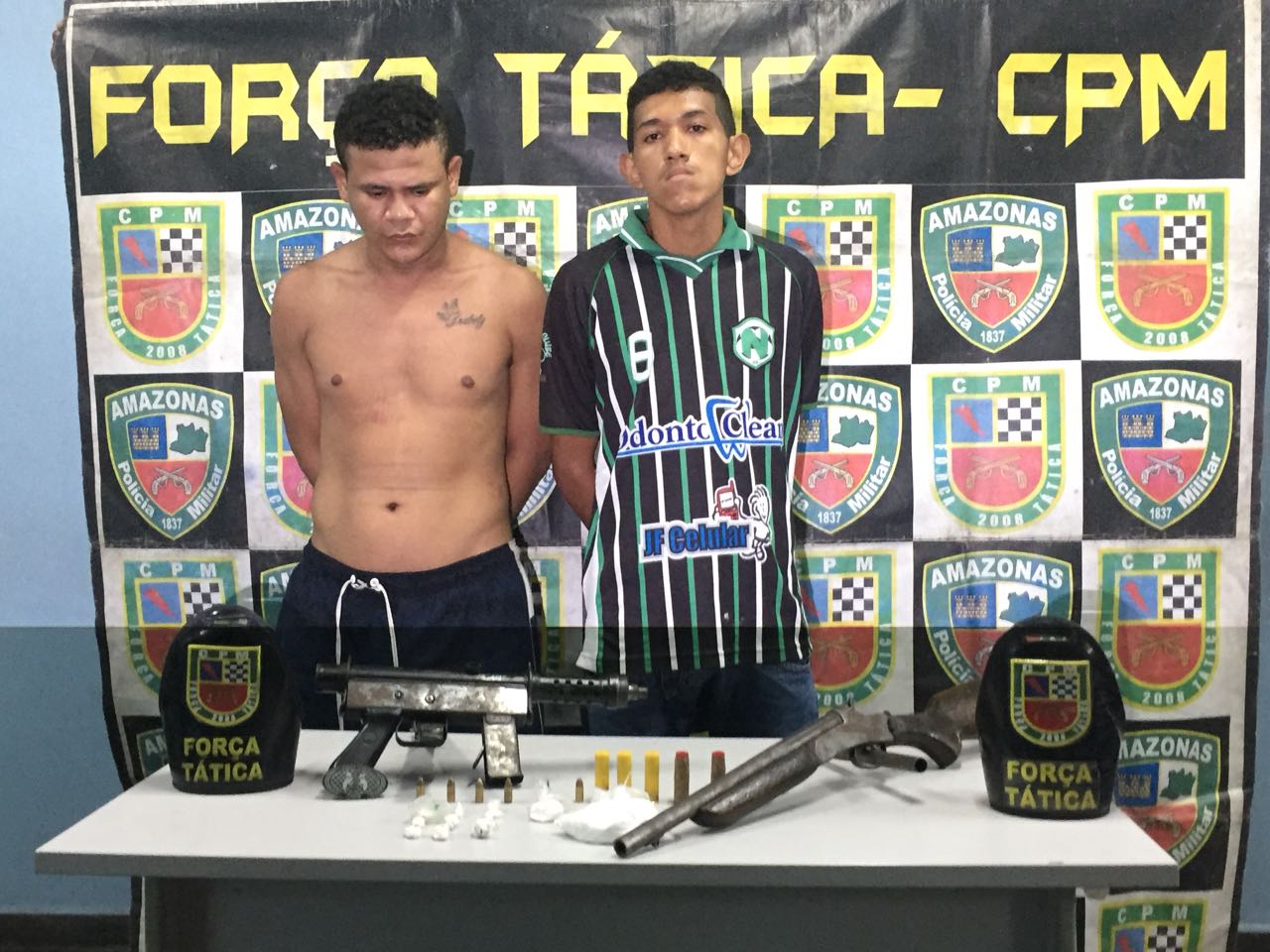 Dupla é presa com submetralhadora e espingarda em Manaus