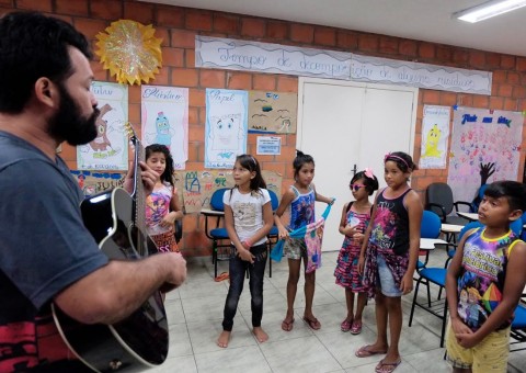 Crianças ensaiam ‘Coral de Natal’ para apresentação nos parques do Prosamim