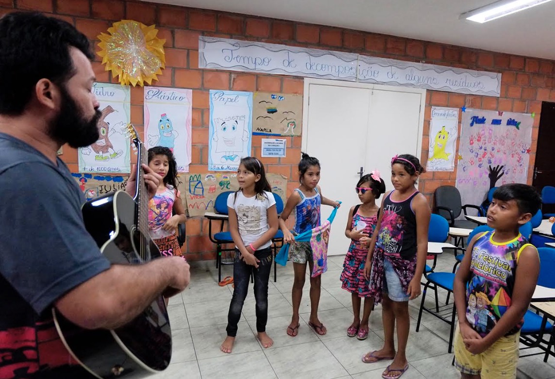 Crianças ensaiam ‘Coral de Natal’ para apresentação nos parques do Prosamim