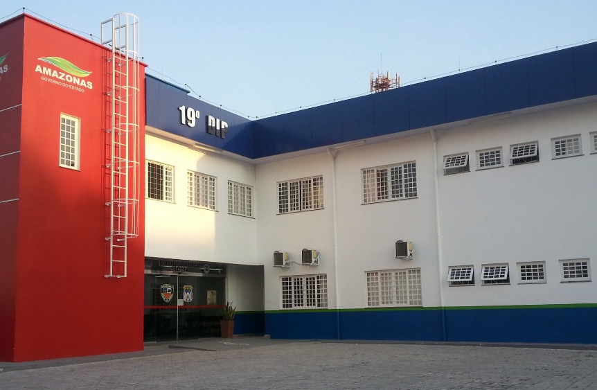 Grávida e criança de 7 anos são feitas reféns durante assalto a casa em Manaus