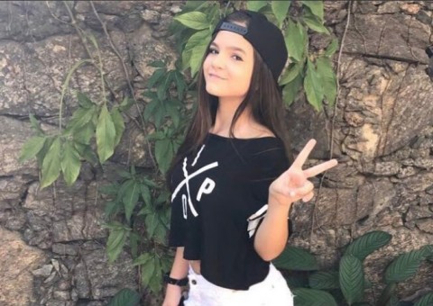 Aos 13, Mel Maia assume primeiro namoro