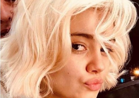 Sophie Charlotte radicaliza no visual e surge platinada