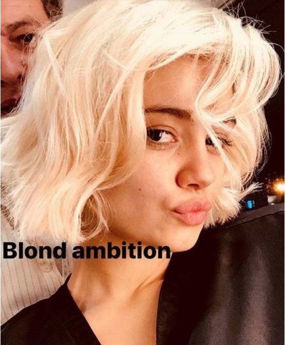 Sophie Charlotte radicaliza no visual e surge platinada