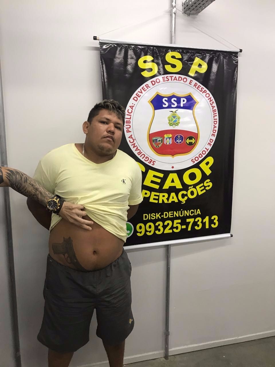 Foragido que ameaçava vizinhos com tatuagem de arma é preso após denúncia em Manaus