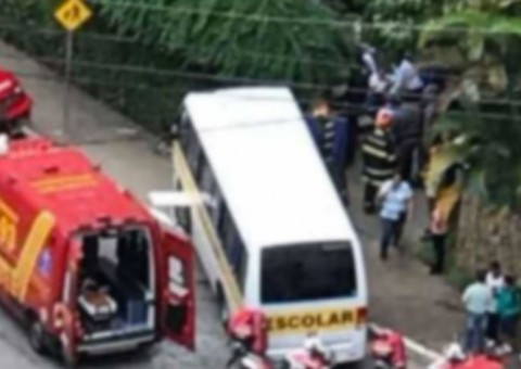 Micro-ônibus com 25 crianças se choca com muro e deixa estudantes feridos