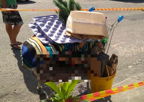  Após descobrir traição, homem mata rival e desfila com corpo em carrinho