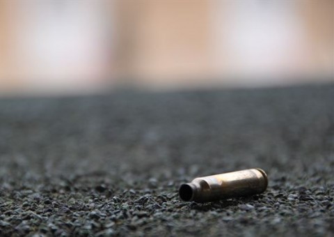 Homem é atingido no peito por bala perdida e milagre acontece